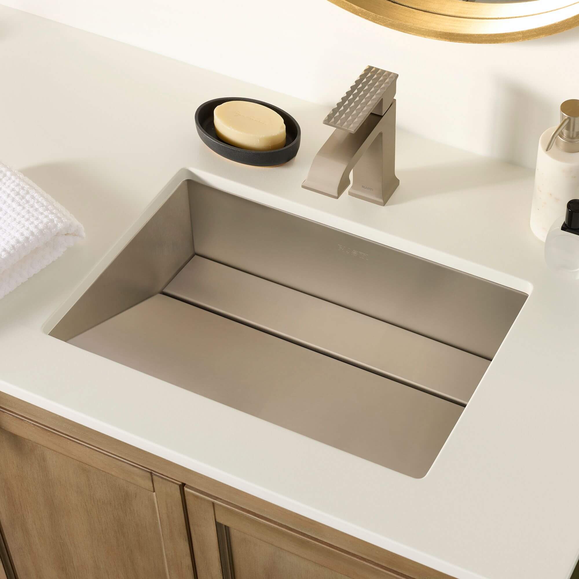 法螺貝38.５cm 1246g Ruvati 20 x 14 inch Brushed Stainless Steel Undermount Ramp