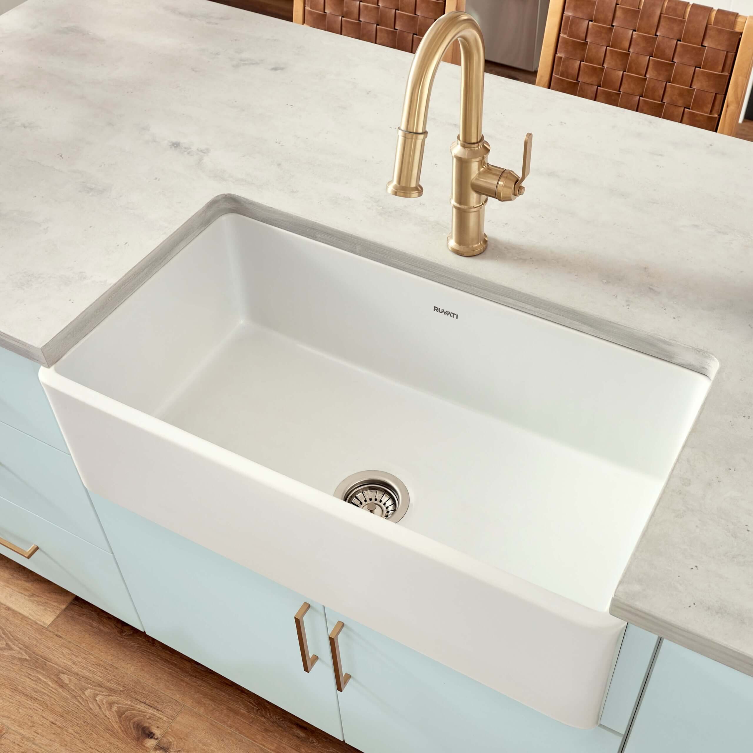 Fireclay 33 in. Single Bowl Porcelain Ceramic Farmhouse Apron-Front Kitchen Sink in White